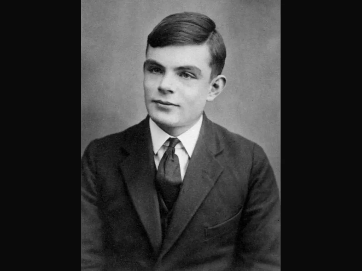 Retrato em preto e branco de Alan Turing adolescente, de terno e gravata